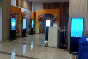 Hợp Nhất Media chuyên cho thuê standee điện tử cho sự kiện, nhà hàng, khách sạn...